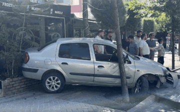 Kontrolden çıkan otomobil