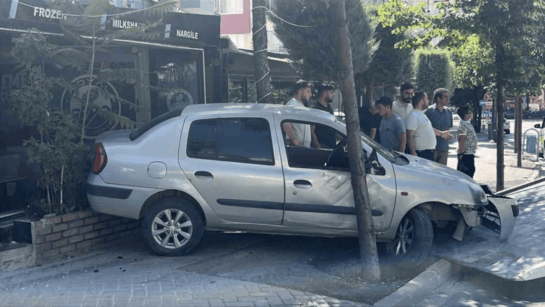 Kontrolden çıkan otomobil