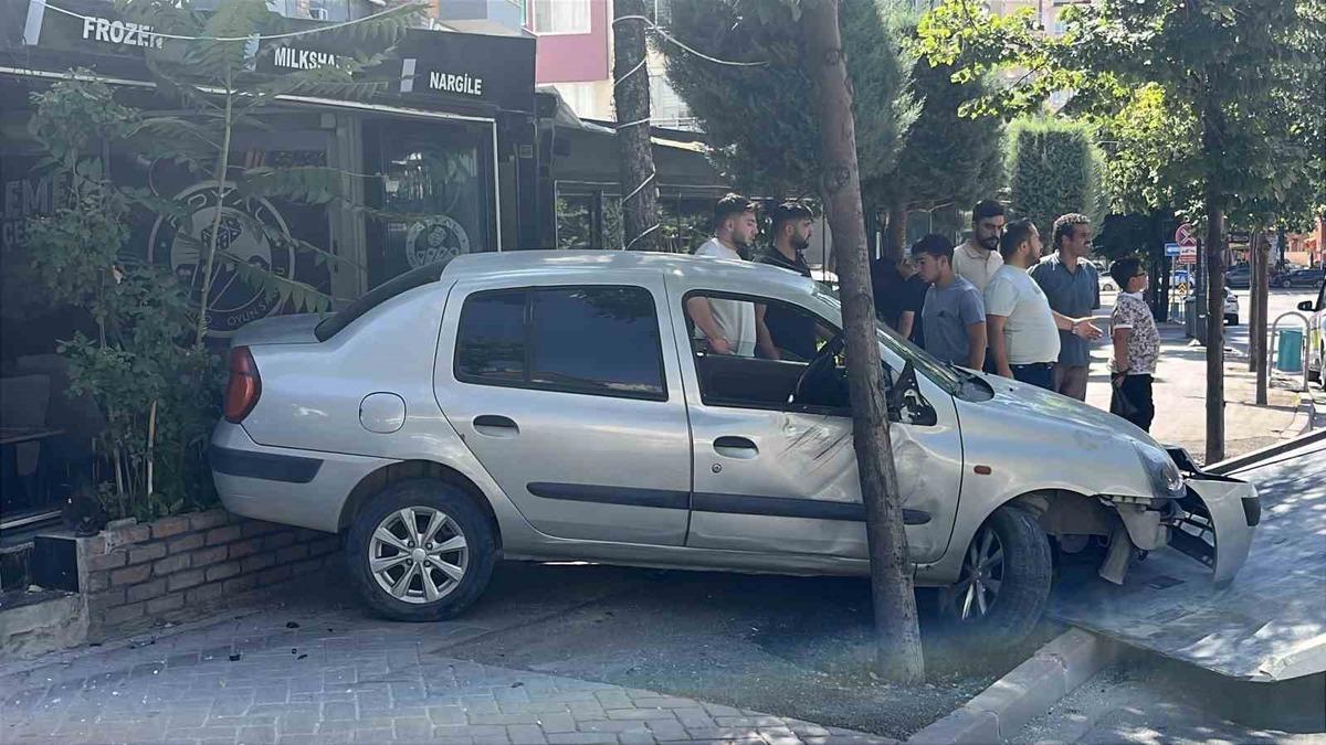 Kontrolden çıkan otomobil