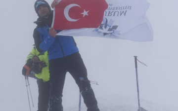 ETÜ Bayrağı Ağrı Dağı