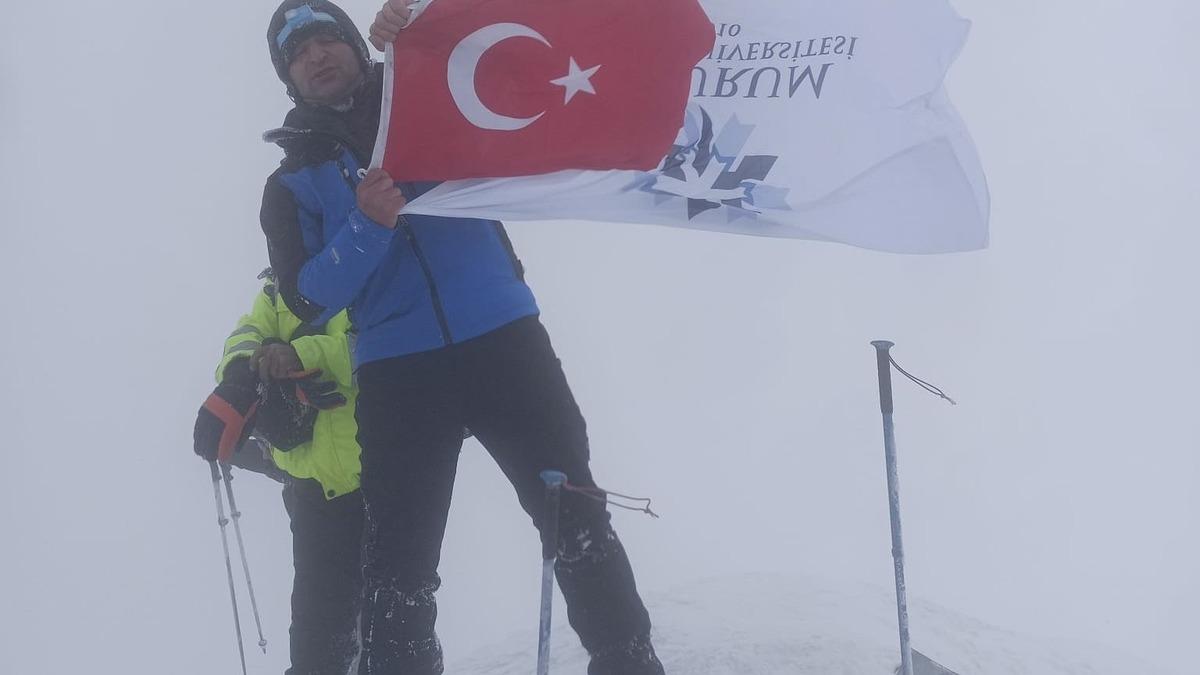 ETÜ Bayrağı Ağrı Dağı