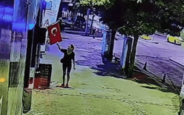 Türk bayrağına saldırı
